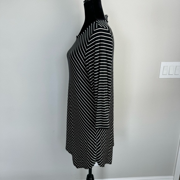 Chico’s Travelers black white stripes asymmetrical hem tunic top size 2 - Picture 4 of 9